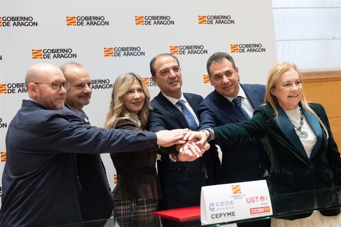 La vicepresidenta del Gobierno de Aragón, Mar Vaquero; el consejero de Sanidad, José Luis Bancalero; y los representantes de los agentes sociales y económicos.