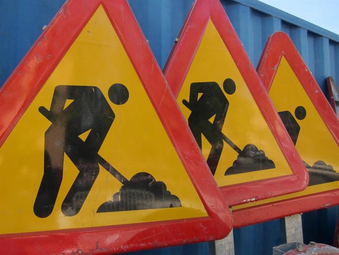 Archivo - Señales de obras.