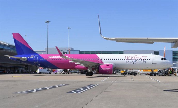Archivo - Avión de Wizz Air