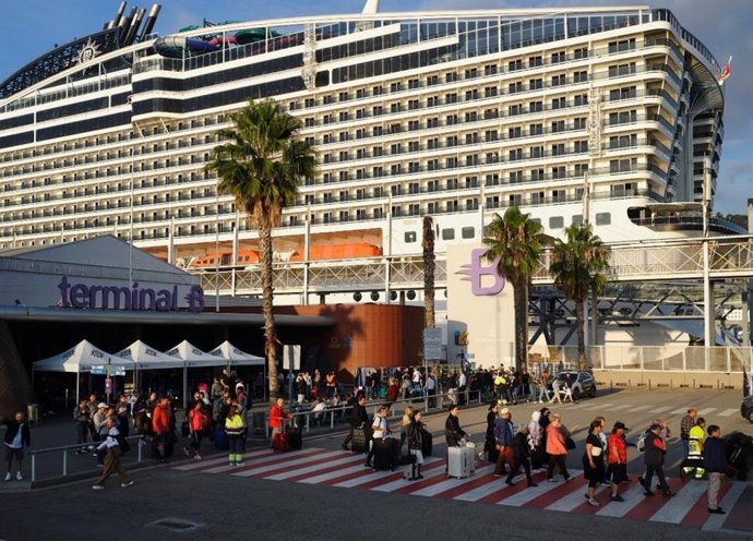 Pasajeros de un crucero en el Puerto de Barcelona