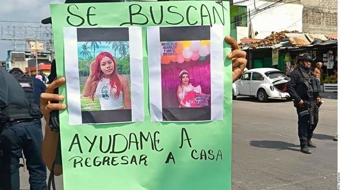 Familiares bloquean un bulevar en Acapulco para exigir la búsqueda de dos estudiantes desaparecidas de la UaGro