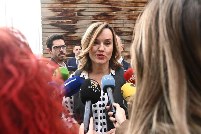 La ministra de Educación, Formación Profesional y Deportes, Pilar Alegría, ofrece declaraciones a los medios a su llegada a la entrega de los Premios Josep Mestre, a 7 de noviembre de 2025, en Zaragoza, Aragón (España). 