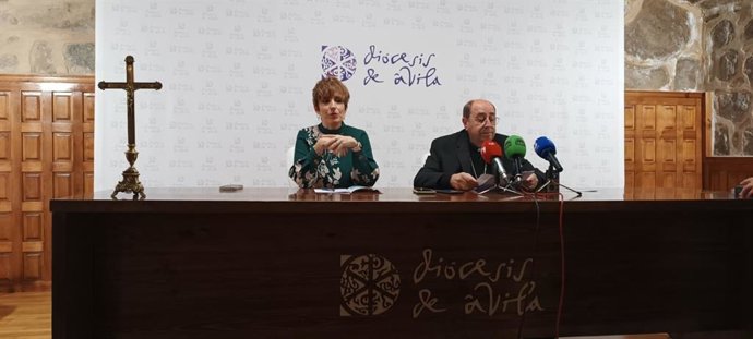 La directora de Medios de Comunicación del Obispado, Auxi Rueda, Y el obispo de Ávila, Jesús Rico, durante la rueda de prensa.