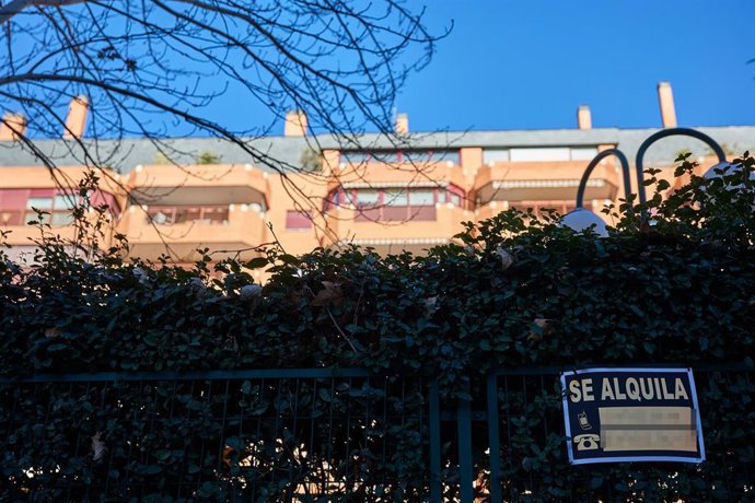 Archivo - Un cartel de alquiler de viviendas, a 4 de enero de 2023, en Madrid (España). 
