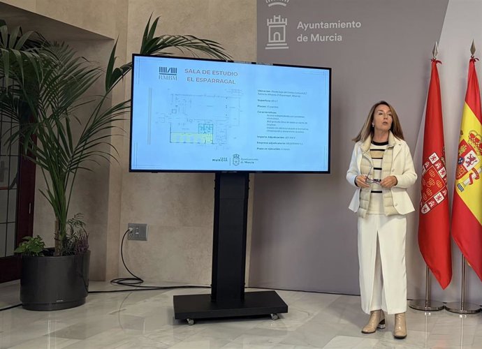 La concejal de Educación y Atención a la Ciudadanía, Belén López, en rueda de prensa para informar de la sala de estudio de El Esparragal