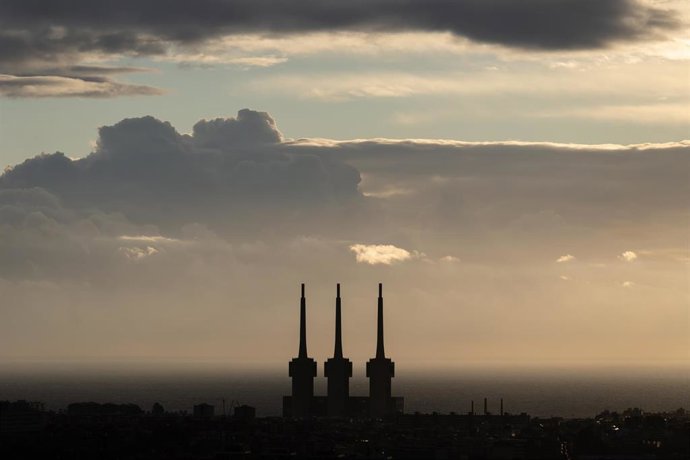 Archivo - Las torres de las Tres Chimeneas de Sant Adrià del Besós desde el Mirador de Torre Baró, 