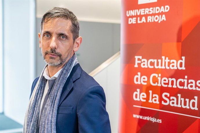 El físico nuclear y doctor en Farmacia, Eduardo López-Collazo, antes de impartir una conferencia en la UR