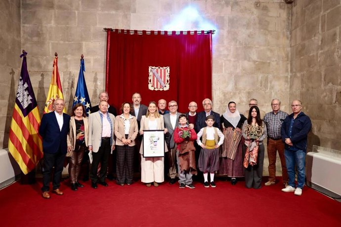 La comitiva de fiestas del Dijous Bo de Inca visita el Consolat de Mar, donde ha sido recibida por la presidenta del Govern, Marga Prohens.