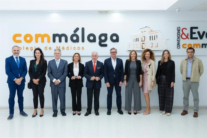 La portavoz nacional de Sanidad de Vox, María García Fuster, se ha reunido con representantes del Colegio de Médicos de Málaga, a quienes ha mostrado su apoyo ante la "falta de escucha y el ninguneo del Gobierno andaluz".