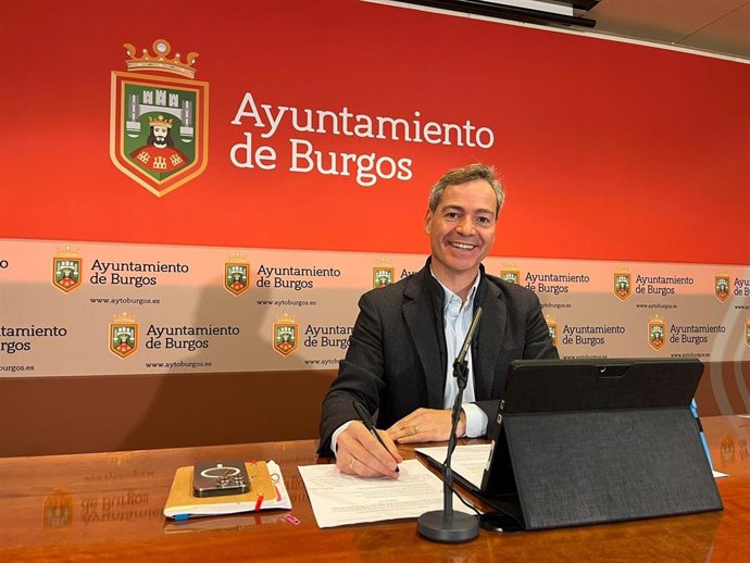 César Barriada informa de los acuerdos de la Comisión Municipal de Comercio.