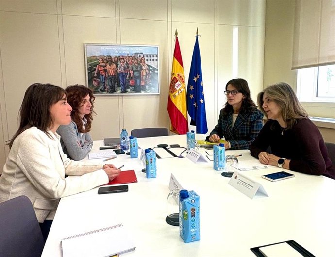 I-D, la vicepresidenta del Gobierno de Navarra Begoña Alfaro; la directora general de Políticas Migratorias, Eva Gurría; la subdirectora general de Régimen Jurídico, Ainara Dorremochea; y la secretaria de Estado de Migraciones, Pilar Cancela.