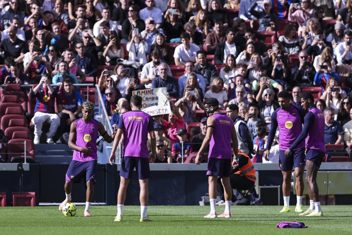 Jugadores del FC Barcelona en el entrenamiento de puertas abiertas en el nuevo Spotify Camp Nou, el 7 de noviembre de 2025