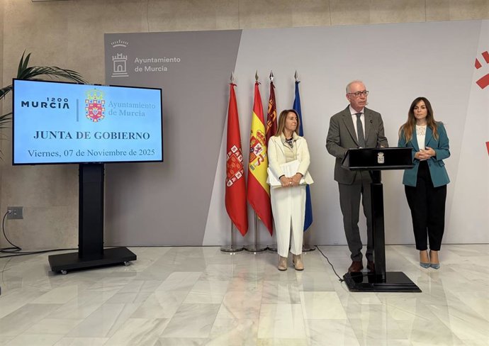 El edil de Planificación Urbanística, Huerta y Medio Ambiente, Antonio Navarro, acompañado de la concejal de Educación y Atención a la Ciudadanía, Belén López; y la portavoz del equipo de Gobierno del Ayuntamiento de Murcia, Rebeca Pérez
