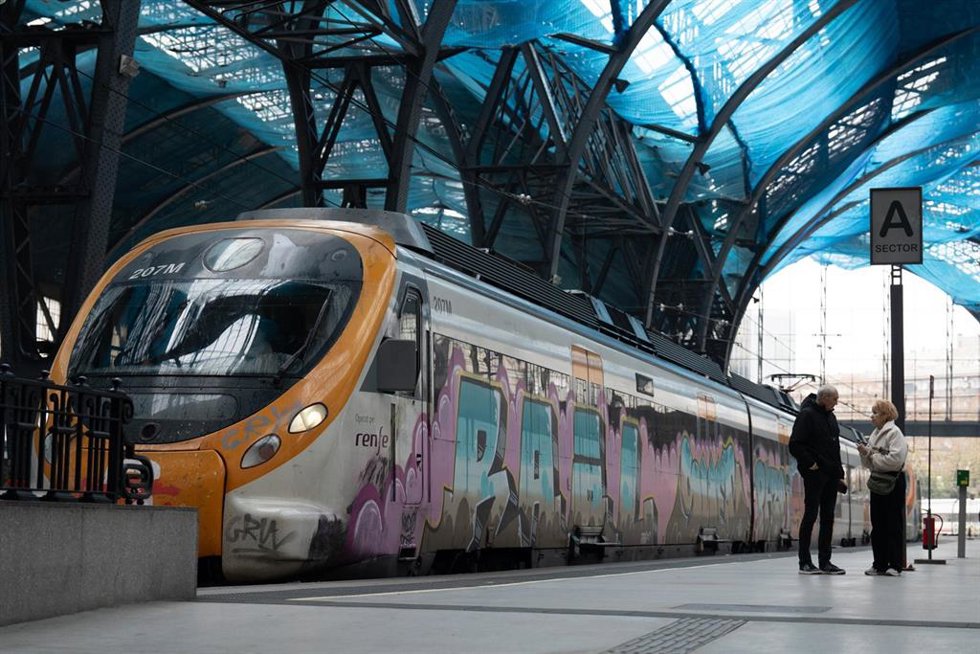Archivo - Un tren en la estación de Francia, donde opera Rodalies, a 21 de febrero de 2025, en Barcelona, Catalunya (España).