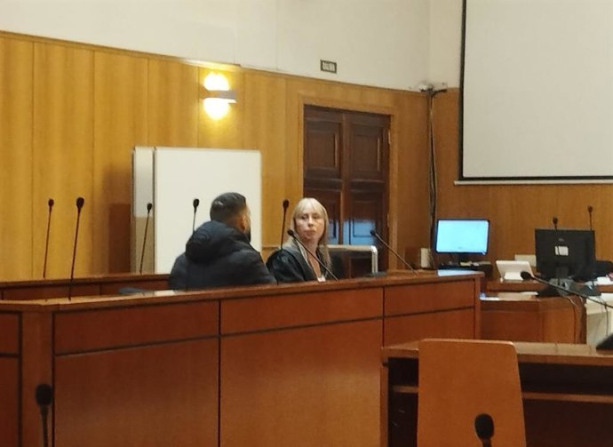 El acusado ocupa el banquillo junto a su letrada defensora.