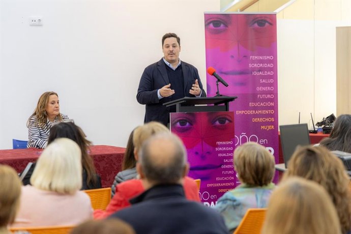 El delegado José Luis García presenta una nueva edición de 'Otoño en Igualdad'.