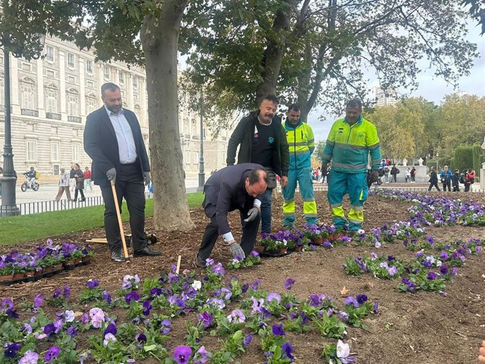 El delegado de Urbanismo, Medio Ambiente y Movilidad, Borja Carabante (c), y el concejal del distrito de Centro, Carlos Segura (1i) han  presentado la campaña de plantación de flor de temporada otoño-invierno.