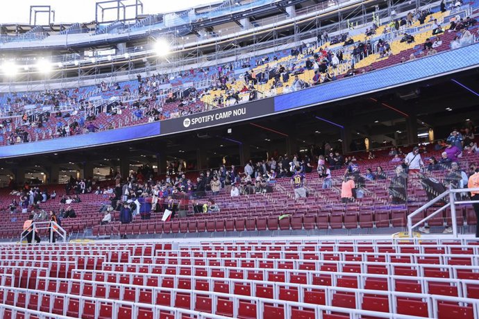 Vista geral do interior do estádio durante o dia de treinamento do FC Barcelona, portas abertas para os torcedores no estádio Spotify Camp Nou, em 07 de novembro de 2025, em Barcelona, Espanha.