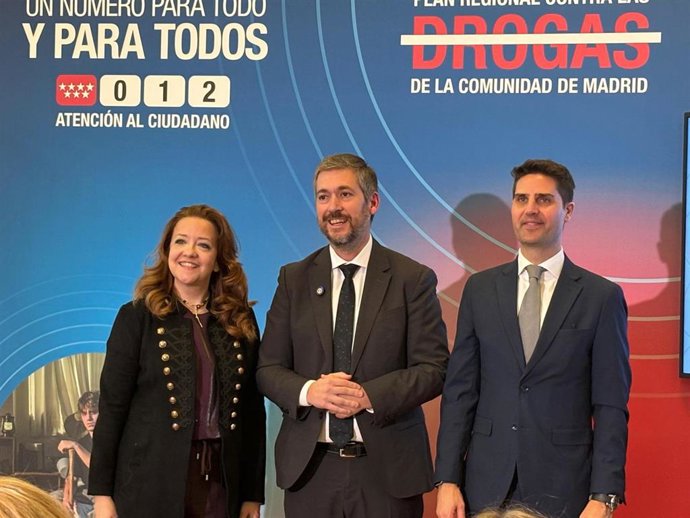 La consejera de Sanidad, Fátima Matute; el de Presidencia, Justicia y Administración Local, Miguel Ángel García Martín; y el de Educación, Ciencia y Universidades, Emilio Viciana, durante la presentación del balance del primer año del plan contra drogas.
