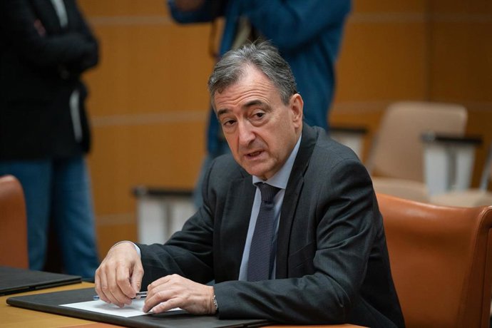 Archivo - El presidente del PNV, Aitor Esteban, durante una reunión, en el Parlamento vasco, a 22 de septiembre de 2025, en Vitoria-Gasteiz