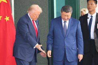 30 October 2025, South Korea, Busan: U.S. President Donald Trump (L) and Chinese President Xi Jinping emerge from their talks at the Naraemaru reception hall inside an Air Force base in the southeastern city of Busan. Photo: ---/YNA/dpa