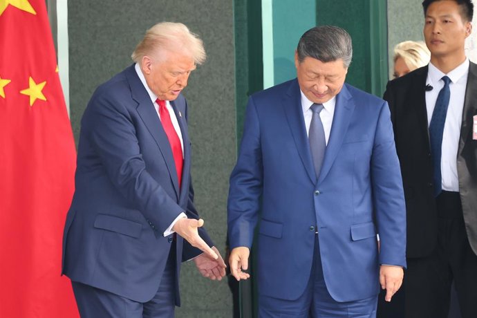 30 de outubro de 2025, Coreia do Sul, Busan: O presidente dos EUA, Donald Trump (esq.), e o presidente chinês, Xi Jinping, saem de suas conversas no salão de recepção Naraemaru, dentro de uma base da Força Aérea na cidade de Busan, no sudeste do país. Fot