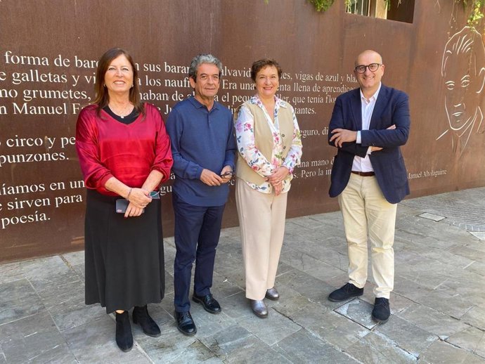 Maria Jesús Bernet, Jose Antonio Mesa Toré y Rosa Mascarell, miembros del jurado, junto al vicepresidente diputado provincial de Cultura, Manuel López Moestanza