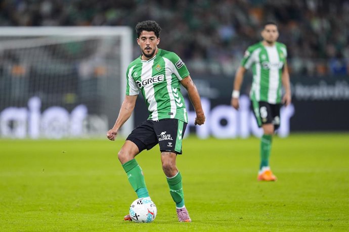Pablo Fornals of Real Betis in action during the Spanish league, LaLiga EA Sports, football match played between Real Betis and RCD Mallorca  at La Cartuja stadium on November 2, 2025, in Sevilla, Spain.