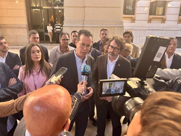 En el centro de la imagen, el secretario general del PSPV-PSOE de la provincia de Alicante, Rubén Alfaro, y el secretario de Organización del PSPV-PSOE, Vicent Mascarell, atienden a los medios de comunicación a las puertas de la Diputación de Alicante