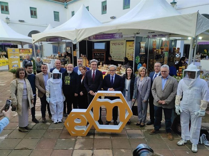 El presidente de la Diputación, Salvador Fuentes (centro), y el delegado de Infraestructuras, Sostenibilidad y Agricultura, Andrés Lorite, en la foto de familia en la inauguración de Expomiel.