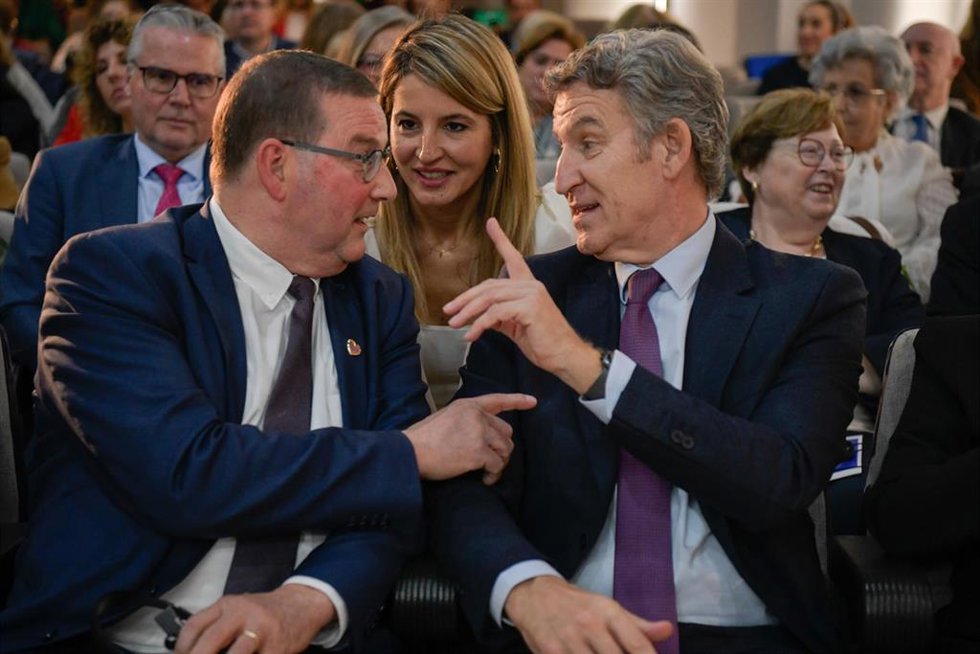 El presidente de ESU, Stefaan Vercamer, y el presidente del PP, Alberto Núñez Feijóo, durante la clausura del Congreso de la Unión Europea de Mayores (ESU), a 7 de noviembre de 2025, en Ciudad Real, Castilla-La Mancha (España). El presidente del Partido