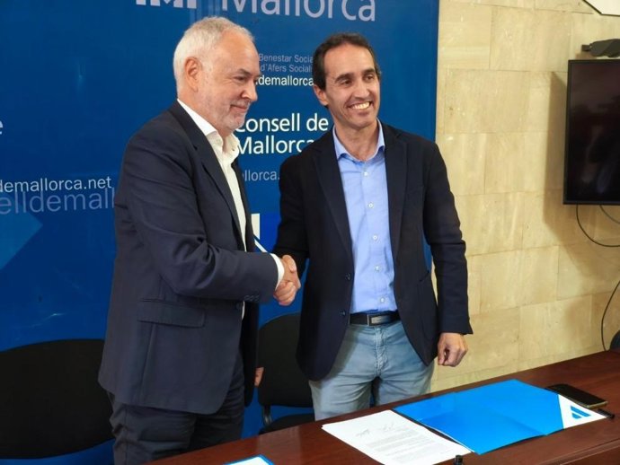 El presidente del IMAS, Guillermo Sánchez, y el vicerrector de Ordenación Académica y Política de Posgrado y Formación Permanente de la UIB, Maurici Mus.