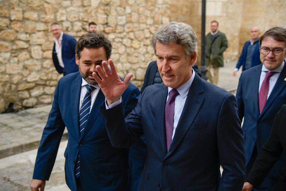 El presidente del PP, Alberto Núñez Feijóo, y el presidente del PP Castilla-La Mancha, Paco Núñez, durante la clausura del Congreso de la Unión Europea de Mayores (ESU), a 7 de noviembre de 2025, en Ciudad Real, Castilla-La Mancha (España). El president