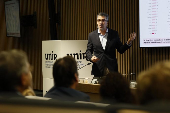 El coordinador del informe, Juan Manuel Domínguez, en la presentación de informe