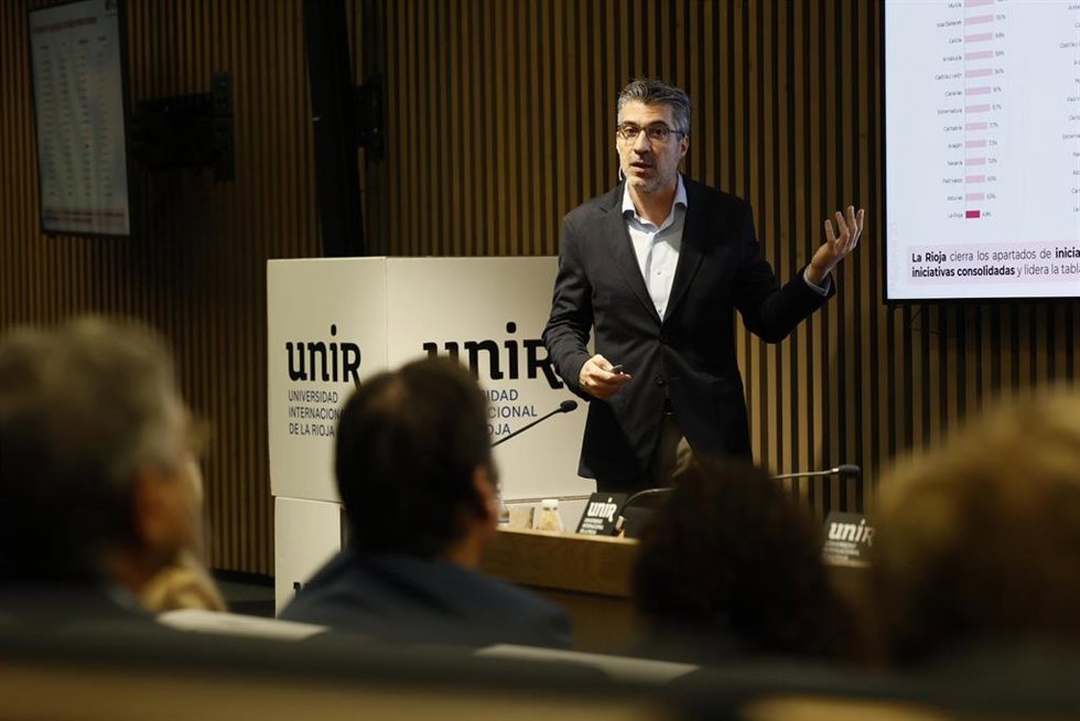 El coordinador del informe, Juan Manuel Domínguez, en la presentación de informe