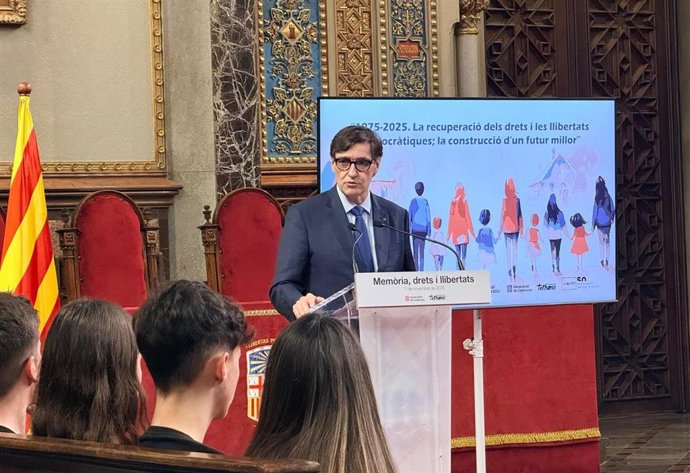 El presidente de la Generalitat, Salvador Illa, en un acto con alumnos de instituto por los 50 años de democracia en el Paraninfo de la Universitat de Barcelona