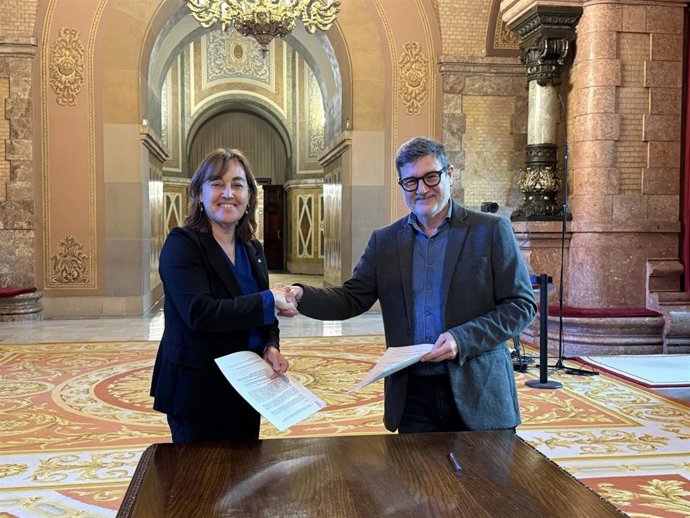 La consellera de Territorio, Vivienda y Transición Ecológica y portavoz del Govern, Sílvia Paneque, y el diputado de los Comuns Lluís Mijoler firman el acuerdo sobre el decreto de renovables