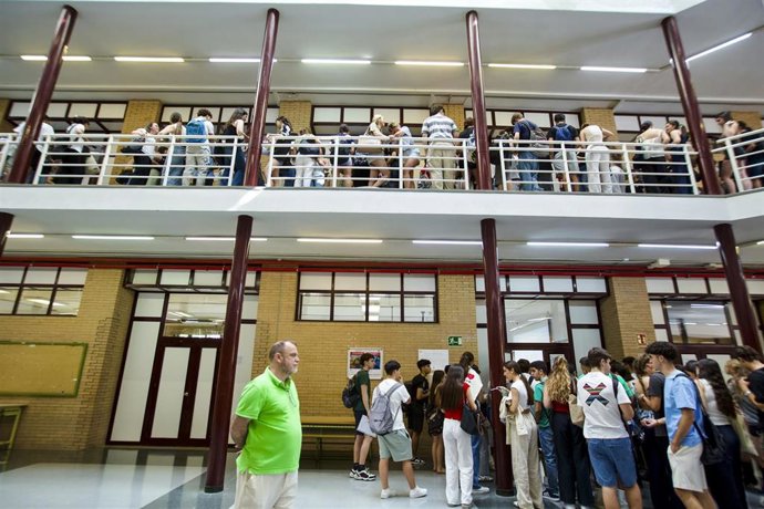 Archivo - Imágenes durante la primera jornada de la Prueba de Acceso a la Universidad en Andalucía en el Aulario II de la Universidad de Almería, a 3 de junio de 2025 en Almería Andalucía (España). 