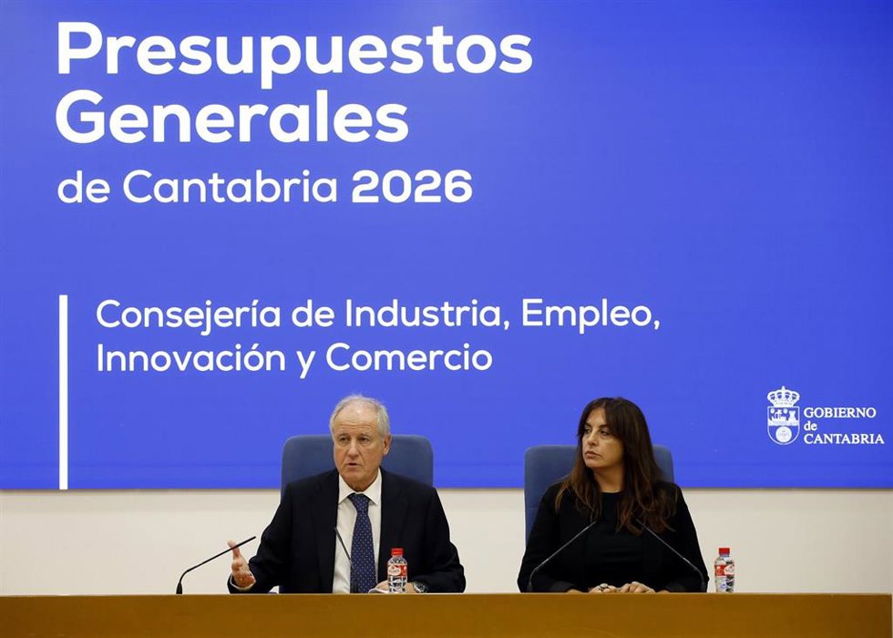 El consejero de Industria, Empleo, Innovación y Comercio, Eduardo Arasti, presenta en rueda de prensa, los Presupuestos de su Consejería