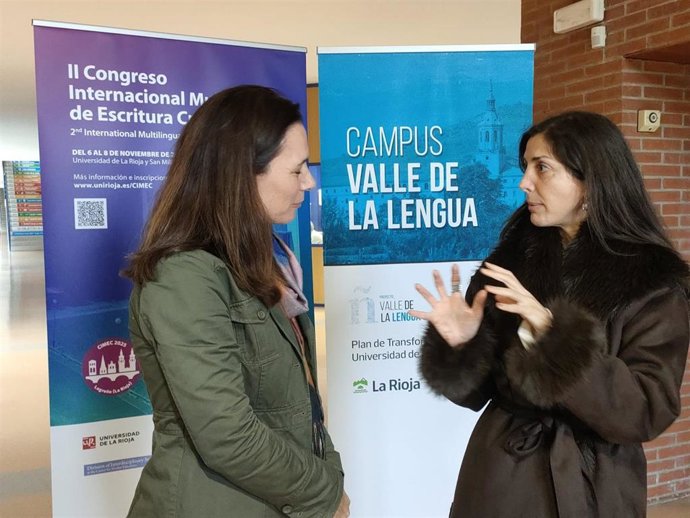 La escritora Espido Freire, a la derecha, conversa con la ponente de la Univerdad Complutense, Teresa Mateos, a la izquierda, antes de participar en el II Congreso Internacional MultiLingúe de Escritura Creativa de la UR