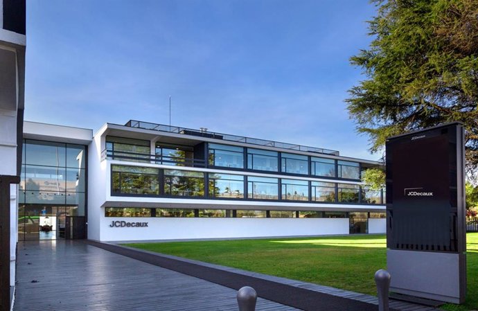 JCDecaux factura 2.794,4 millones hasta septiembre, un 1,4% más.