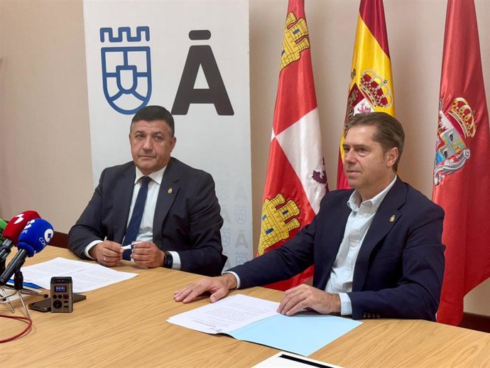 El presidente de la Diputación, Carlos García, y el diputado de Turismo, Armando García Cuenca.