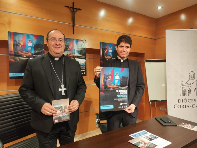 El obispo de Coria-Cáceres, Jesús Pulido, y el vicario de asuntos económicos, Carlos Piñero, en la presentación de la memoria de actividades de 2024