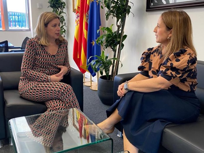 La consejera Claudia Pérez Forniés y la rectora de la USJ, Silvia Carrascal.