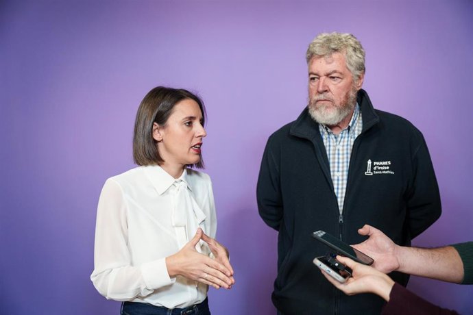 La secretaria política de Podemos, Irene Montero, y el coordinador federal de Alianza Verde, Juantxo López de Uralde, atienden a los medios antes de un acto de Podemos, a 7 de noviembre de 2025, en Madrid (España).