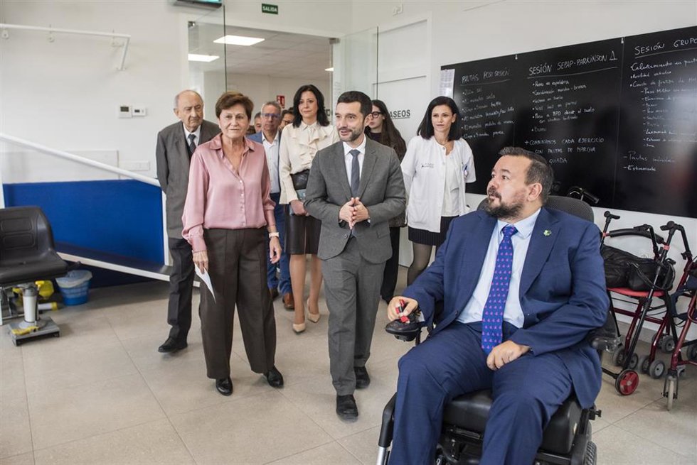 El ministro de Derechos Sociales, Consumo y Agenda 2030, Pablo Bustinduy, junto al alcalde de la Roda, Juan Ramón Amores, visita el Centro Integral de Rehabilitación de Enfermos Neurológicos Crónicos,, a 7 de noviembre de 2025, en La Roda, Albacete, Cas