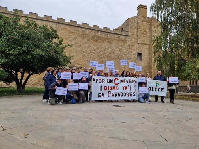 Trabajadores del parador de Olite se concentran por la negociación de un convenio "justo".