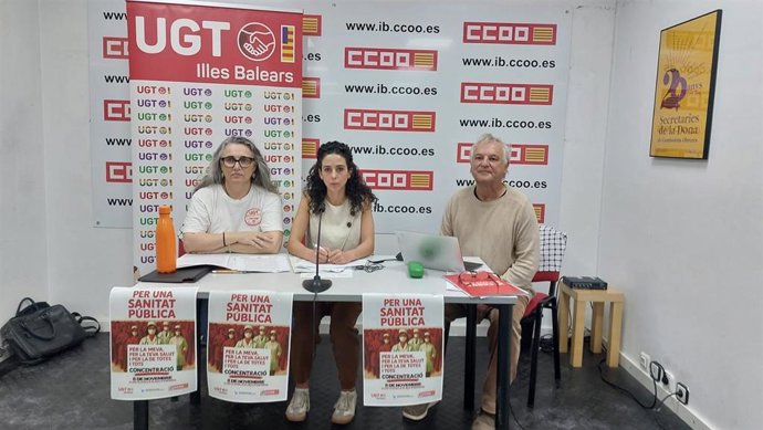 De izquierda a derecha, la secretaria de Igualdad y Políticas Sociales de UGT, María José Cordero, la delegada de CCOO, Cristina Arias, y el representante de la Federación de Asociaciones en Defensa de la Sanidad Pública, José Manuel Aranda.