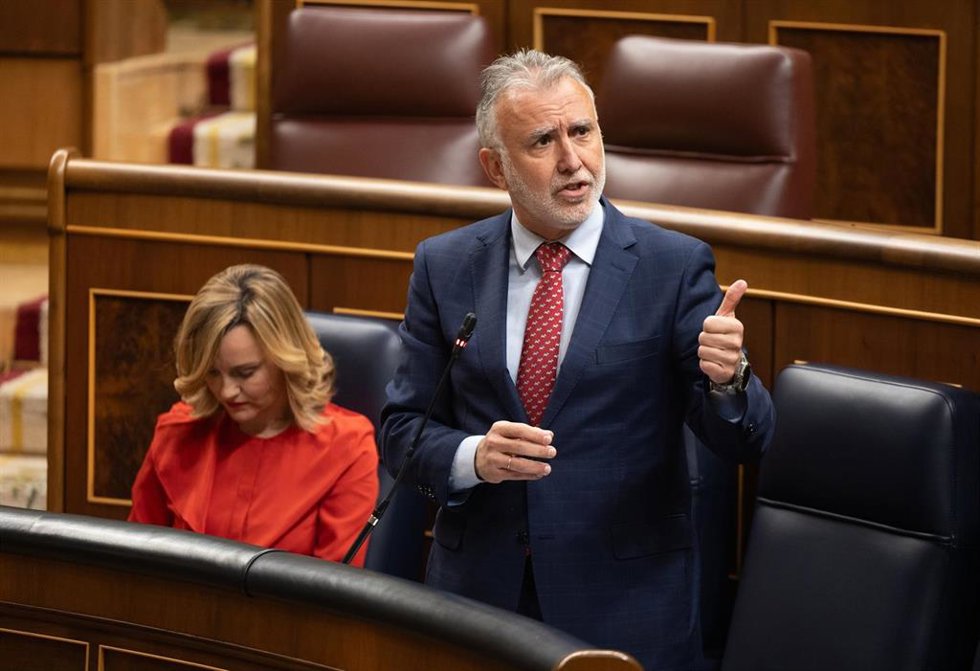 Archivo - El ministro de Política Territorial y Memoria Democrática, Ángel Víctor Torres, interviene durante una sesión de control al Gobierno, en el Congreso de los Diputados, a 28 de febrero de 2024, en Madrid (España).