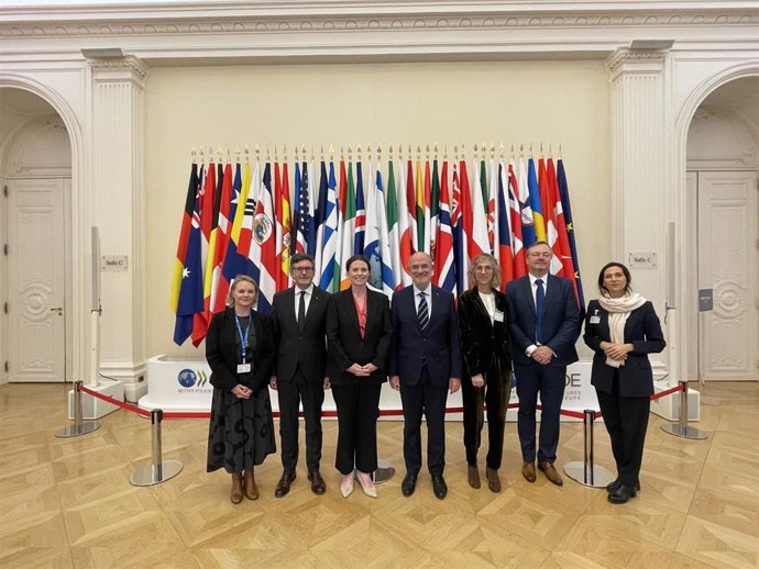 El conseller de Unión Europea y Acción Exterior, Jaume Duch, junto a la directora adjunta de Gobernanza Pública de la OCDE, Gillian Dorner, y la jefa de la División de Política Regulatoria, Anna Pietikainen, en París (Francia)